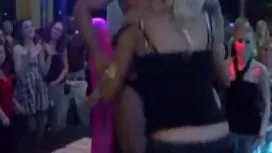 Blondi hyväili vagin ...