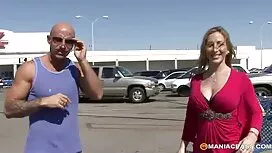 Mies syö blondia ilm ...