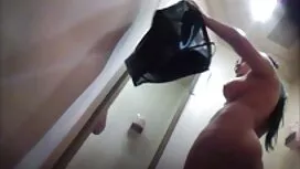 Vaimo yllään punaise ...